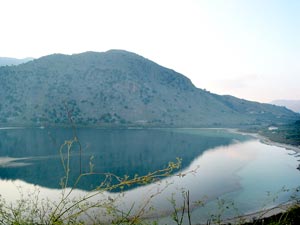 Kretas einziger Süßwassersee bei Kournas