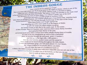 Im Dorf Imbros weist ein großes Schild den Weg zur Imbros-Schlucht