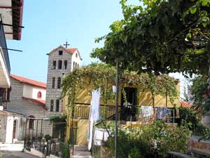 Absteits der Hauptstraße: Gasse mit Blick auf die Kirche von Kriopigi