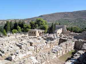 Blick über das Grabungsgelände von Knossos und in die Umgebung