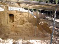 Durch ein Dach vor der Witterung geschützt: Altes Mauerwerk des Palastes