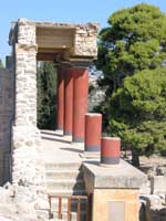 Ob die Säulen des Palastes einst rot waren?