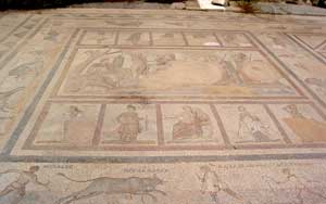 Mosaik im Bereich der ehemaligen Basilika Mosaik im Bereich der ehemaligen Basilika