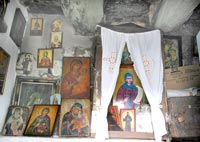 Innenraum der Felsenkapelle in Agia Pelagia