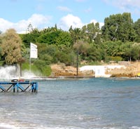 Weiß getünschter Eingang: Felsenkapelle in Agia Pelagia