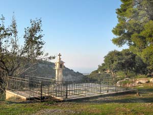 Blick auf die Arkadischlucht: Friedhof beim Kloster Arkadi