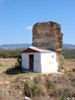 Überrest der Kapelle Agios Nikolaos nördlich von Nea Olynthos
