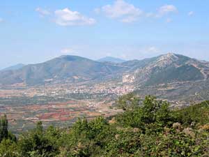 Blick von Vavdos hinunter ins Tal. Im Hintergrund der Ort Galatista