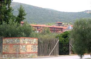 Von Mauern und Zaun umgeben: das Frauenkloster Ormilia