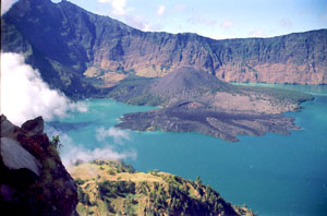 Spätestens gegen 10 Uhr ziehen am Kraterrand Wolken auf und hüllen den Rinjani für den Rest des Tages ein