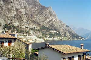 Blick über die Dächer von Limone auf den Gardasee