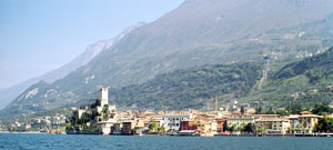 Bis zu 220 Meter hoch: das Monte Baldo Massiv. Von Malcesine fährt eine Seilbahn hinauf