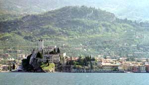 Blick auf Malcesine am Ostufer des Gardasees