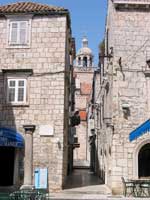 Blick durch eine Altstadt-Gasse zum Turm der Kathedrale