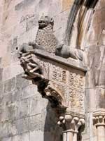 Löwe und Eva: Steinmetzkunst am Portal der Kathedrale