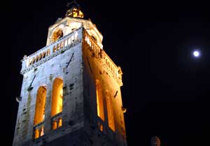 Der beleuchtete Turm der Sveti Marko-Kathedrale im Herzen der Altstadt strahlt förmlich mit dem Vollmond um die Wette