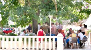 Mittagsplausch im Biergarten einer Gaststätte in Selca