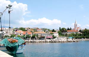 Hafen von Sumartin mit Blick auf das Franziskanerkloster