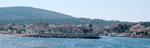 Blick auf die Hafeneinfahrt von Sucuraj im Osten der Insel Hvar