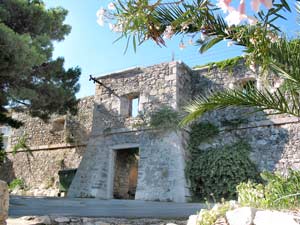 Überreste der venezianischen Festung in Sucuraj