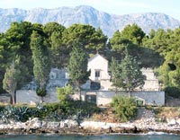 Friedhof an der Einfahrt in die Sucuraj-Bucht