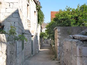 Traditionelle Architektur in Naturstein: Gasse in Sucuraj