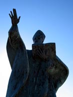 Schützende Hand: Denkmal an der Hafenmole von Sucuraj im Osten der Insel Hvar