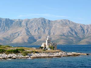 Leuchtturm am östlichsten Punkt der Insel Hvar – nur sechs Kilometer vom Festland mit dem mächtigen Biokovo-Gebirge entfernt