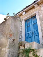 Blaue Tür eines verfallenen Hauses in Sucuraj