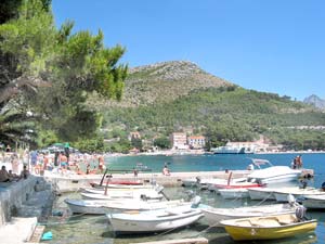 Kleiner Hafen und Strand von Drvenik