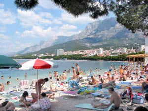 In der Hochsaison wird es am Strand, wie hier in Makarska, schon einmal eng