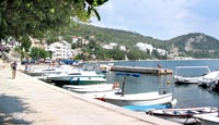 Blick über den Hafen von Zivogosce-Porat über die Bucht