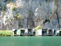 Angler-Unterstand: Bretterverschläge am Cetina-Ufer