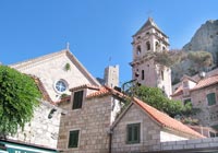 Altstadt von Omiš: Blick auf die Heilig-Geist-Kirche und die Festung Mirabela