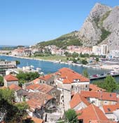 Blick über die Altstadt hinweg auf den Stadtteil Priko in Omiš