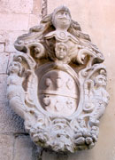 Wappen an der Fassade der Heilig-Geist-Kirche