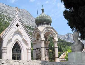 Imposante Grabmale finden sich auf dem Friedhof des Franziskanerklosters