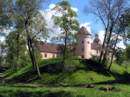 Zufahrt zum Schloss Edole vorbei an alten Bäumen (Foto: Eichner-Ramm)