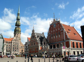 Rathausplatz mit Schwarzhäupterhaus und Turm der Petri-Kirche (Foto: Eichner-Ramm)