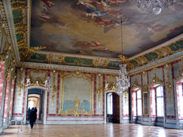 Saal mit Deckengemälde in Pilsrundale (Foto: Eichner-Ramm)