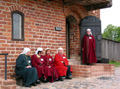 Museumsmitarbeiterinnen auf der Burgruine Turaida im Gauja-Nationalpark