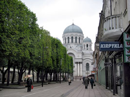 Einkaufsstraße in der Neustadt mit Blick auf die Erzengel-Michael-Kathedrale (Foto: Eichner-Ramm)