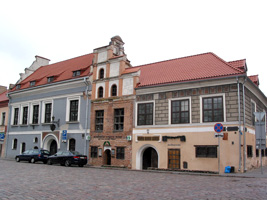 Häuserzeile am Rathausplatz (Foto: Eichner-Ramm)