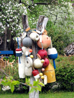 Bojen als Gartenschmuck zwischen Obstbäumen (Foto: Eichner-Ramm)