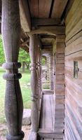 Gedrechselte Säulen an einem Kornspeicher (Foto: Eichner-Ramm)