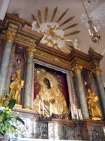 Wallfahrtsstätte – Weiße Madonna im Tor der Morgenröte (Foto: Eichner-Ramm)