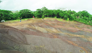 Schillert bei entsprechendem Lichteinfall in sieben verschiedenen Farben: Terres des Couleurs bei Chamarel