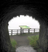 Durch einen Tunnel im Fels zum Kraterrand an der Caldeira Faials (Foto: Eichner-Ramm)