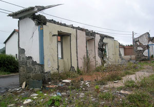 Von vielen Häusern in Flamengos stehen nur noch einzelne Wände (Foto: Eichner-Ramm)