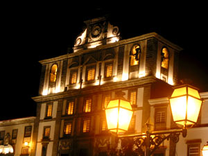 Auch bei Nacht ein Hingucker: Die Igreja de São Salvador (Foto: Eichner-Ramm)